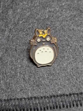 **Gray and Cream Cat Enamel Pin - Cute Animal Accessory**